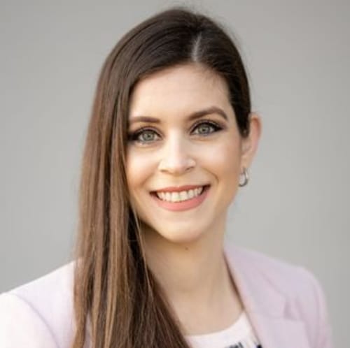 Headshot of Leticia Juliette Delling, LMFT