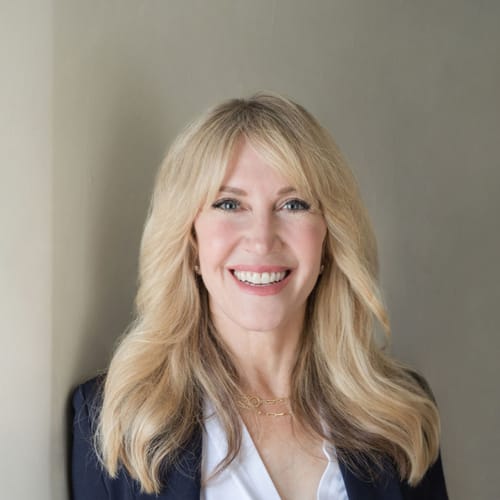 Headshot of Leslie Davis, LMFT