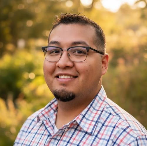 Headshot of Giovanni Valdivia, LPC
