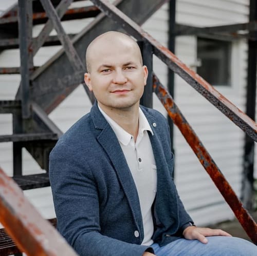 Headshot of Maxim Arbuzov, LCSW
