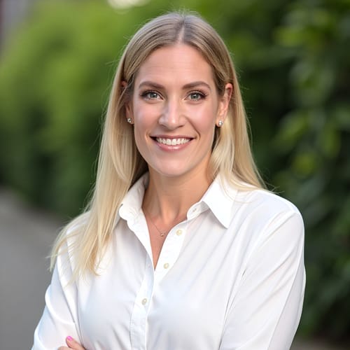 Headshot of Lindsay Herzog, LMHC
