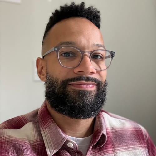 Headshot of Carlin DE LA Rosa, LCSW