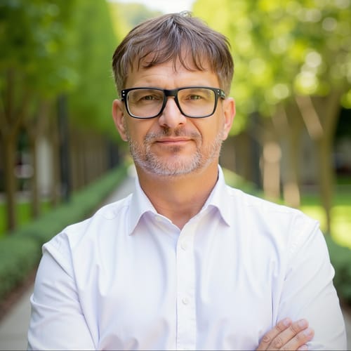 Headshot of Lawrence Flynn, LCSW