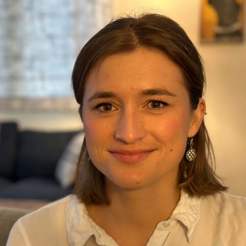 Headshot of Esme Valette, LPC