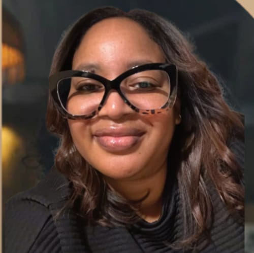Headshot of Rashida Taylor, LMFT