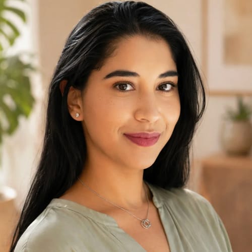 Headshot of Lilliam Pastora, LPC