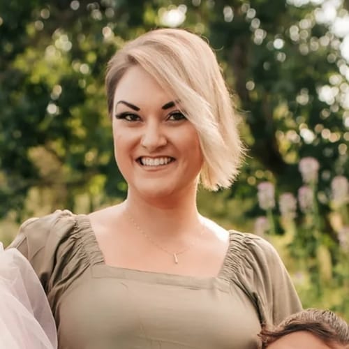 Headshot of Amanda Hua, LPC