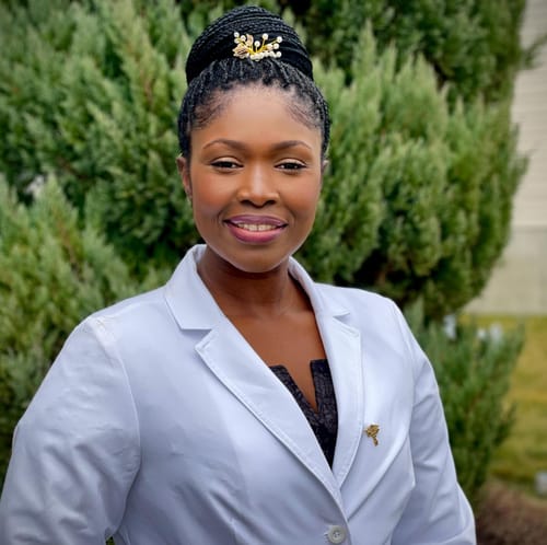 Headshot of Evelyn O, APN