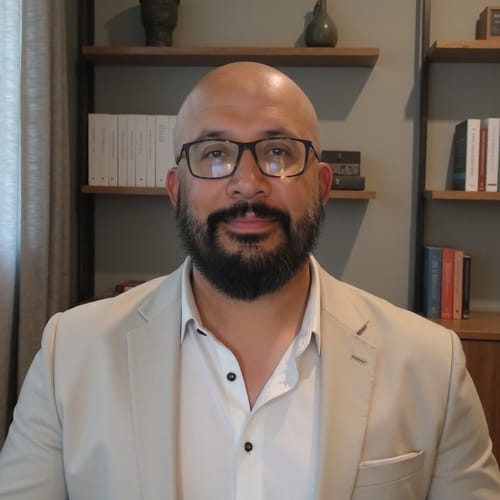 Headshot of Salomon Garcia, LCSW