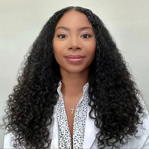 Headshot of Shaterria Warren, APN