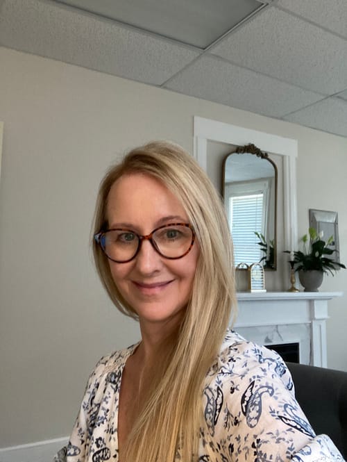 Headshot of Leslie Hay, APN