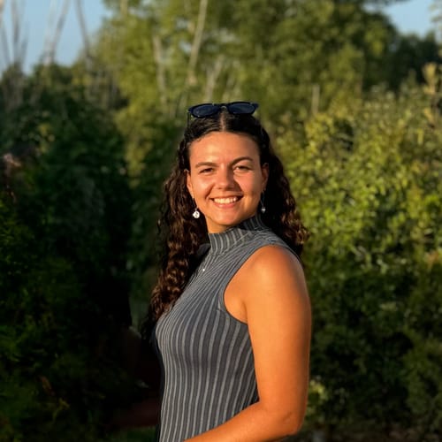 Headshot of Camila De Vasconcelos, LMHC