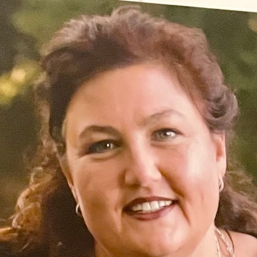 Headshot of Leslie Magidow, LMFT