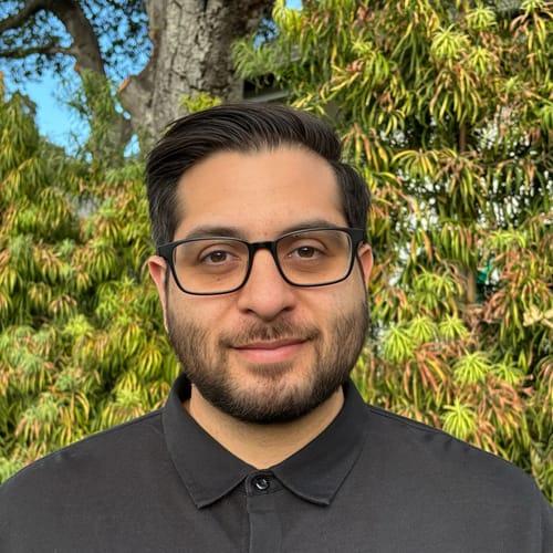 Headshot of Kamron Poosti, LMFT